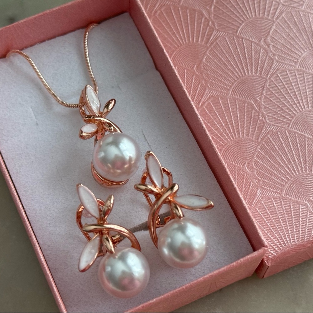 Elegant Faux Pearl and Rose Gold Earrings and Necklace Jewelry Set